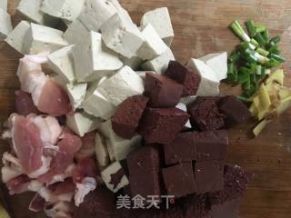 猪肉炖鸭血豆腐的做法步骤：2