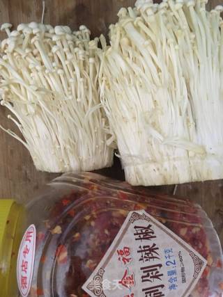 剁椒炒金针菇的做法步骤：1
