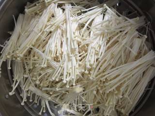 剁椒炒金针菇的做法步骤：2