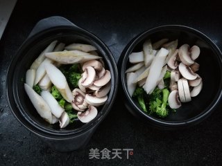 暖暖的酸汤砂锅的做法步骤：3