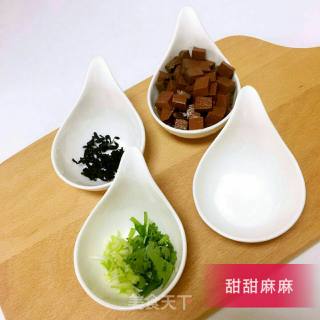 鸭血裙带菜汤的做法步骤：1