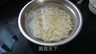 凉拌土豆丝的做法步骤：1