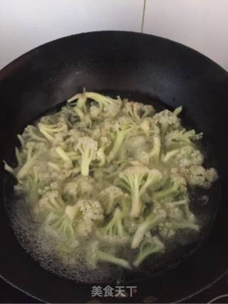 花菜炒肉片的做法步骤：3
