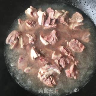 客家香料焖狗肉的做法步骤：1