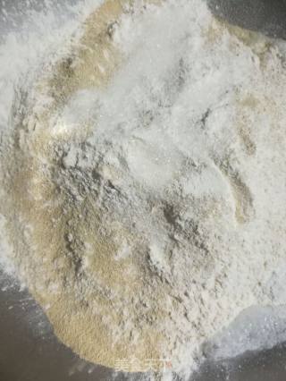 葱花香肠卷的做法步骤：1
