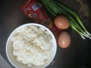红肠蛋炒饭的做法步骤：1
