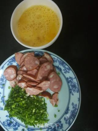 红肠蛋炒饭的做法步骤：2