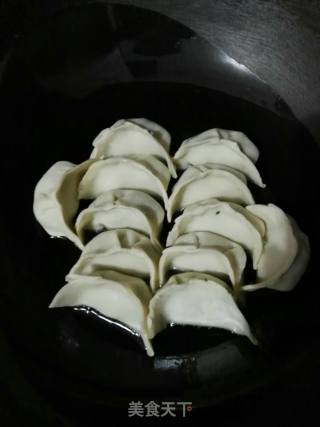 萝卜馅锅贴的做法步骤：12