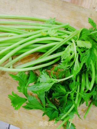 芹菜炒肉的做法步骤：1