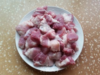 土豆梅干菜烧肉的做法步骤：1
