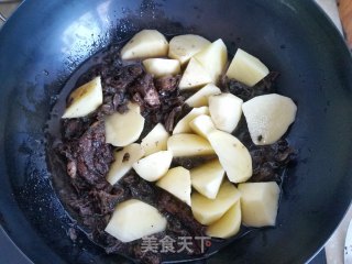 土豆梅干菜烧肉的做法步骤：9