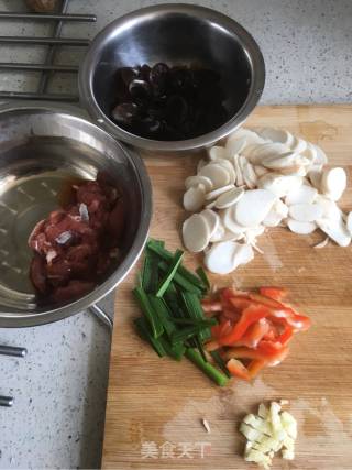 杏鲍菇炒肉的做法步骤：1