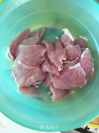 家庭简易版锅包肉的做法步骤：1