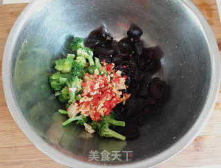 剁椒木耳拌西兰花的做法步骤：7