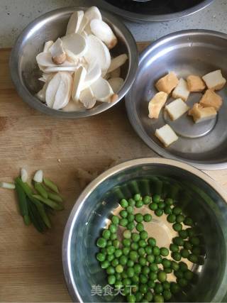 甜豆杏鲍炒鱼豆腐的做法步骤：1