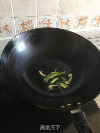 甜豆杏鲍炒鱼豆腐的做法步骤：2