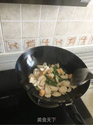 甜豆杏鲍炒鱼豆腐的做法步骤：3