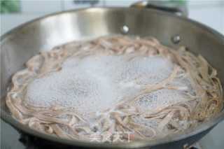鸡蛋葱油黑麦面的做法步骤：7