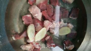西红柿炖牛肉的做法步骤：1