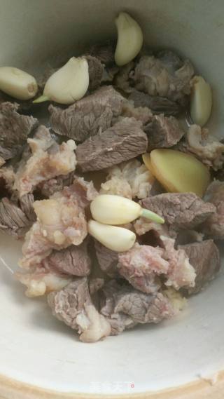 西红柿炖牛肉的做法步骤：2
