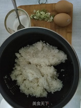 蛋炒饭的做法步骤：1