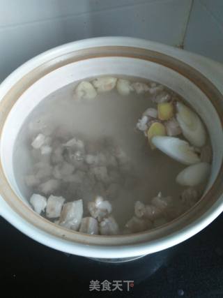 羊肉茭白炖红萝卜的做法步骤：2