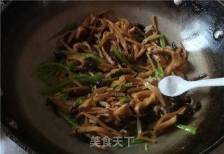 黄花菜木耳炒肉丝的做法步骤：9