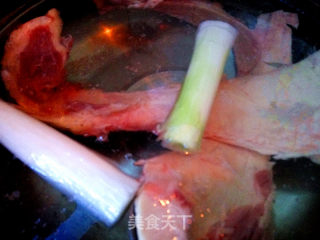 酸辣牛板筋的做法步骤：1