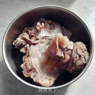 青椒罗汉肉的做法步骤：1