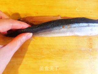 烤豆瓣秋刀鱼的做法步骤：2