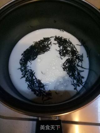 草莓奶茶的做法步骤：1