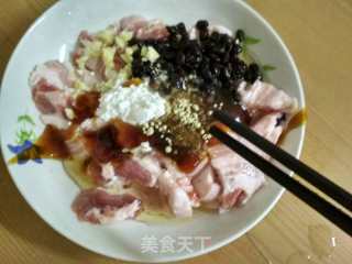 蒜蓉豆豉蒸五花肉的做法步骤：2