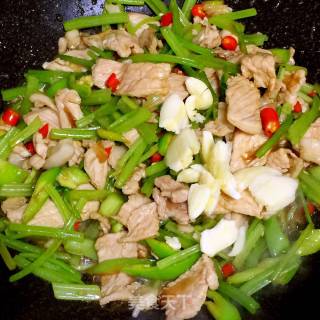 猪肉炒芹菜的做法步骤：9