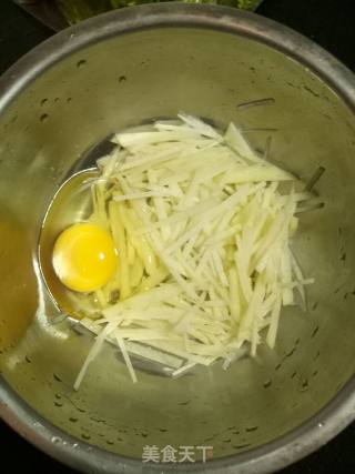土豆丝饼的做法步骤：1