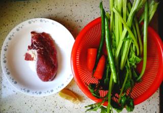芹菜炒牛肉的做法步骤：1