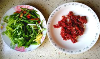 芹菜炒牛肉的做法步骤：2