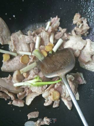 豆干小炒肉的做法步骤：3