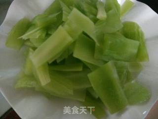 莴笋炒鸡蛋的做法步骤：1