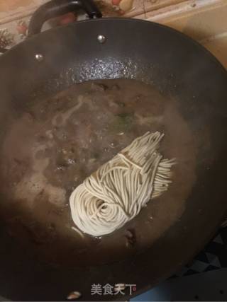 黑椒牛柳焖面的做法步骤：2
