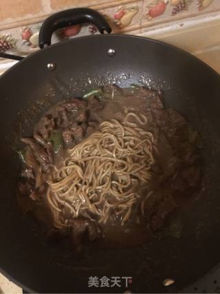 黑椒牛柳焖面的做法步骤：3