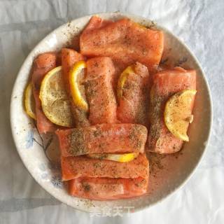 宝宝三文鱼松饭的做法步骤：1