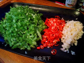 青椒芽菜肉末的做法步骤：1