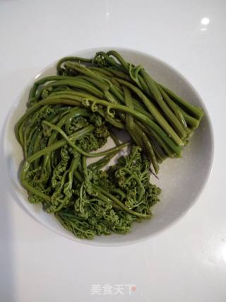 凉拌野生蕨菜的做法步骤：2