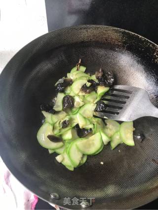 木耳蕃瓜西红柿的做法步骤：5