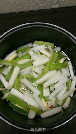 糖醋萝卜莴笋的做法步骤：1