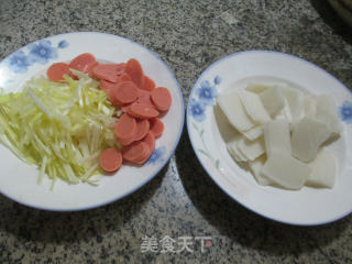 火腿肠韭菜芽炒年糕的做法步骤：1