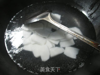 火腿肠韭菜芽炒年糕的做法步骤：2