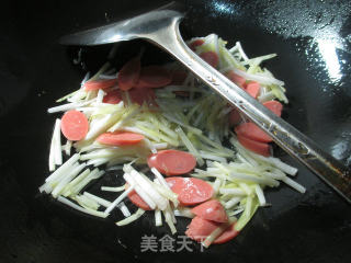 火腿肠韭菜芽炒年糕的做法步骤：3
