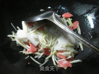 火腿肠韭菜芽炒年糕的做法步骤：4