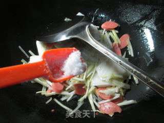 火腿肠韭菜芽炒年糕的做法步骤：5